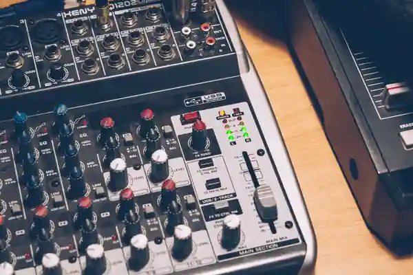 Audio interfész asztalon, XLR kábellel és mikrofonnal otthoni felvételi helyzetben