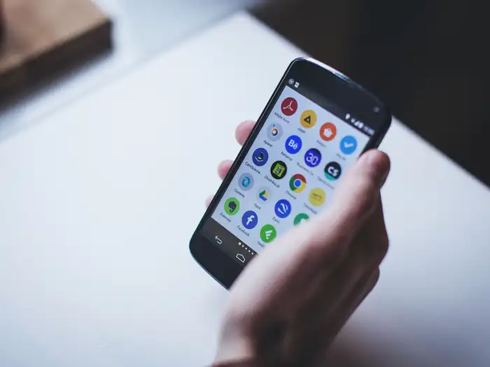 Hangfelvétel készítése telefonnal: kéz Android okostelefont tart hangrögzítő alkalmazással a kijelzőn