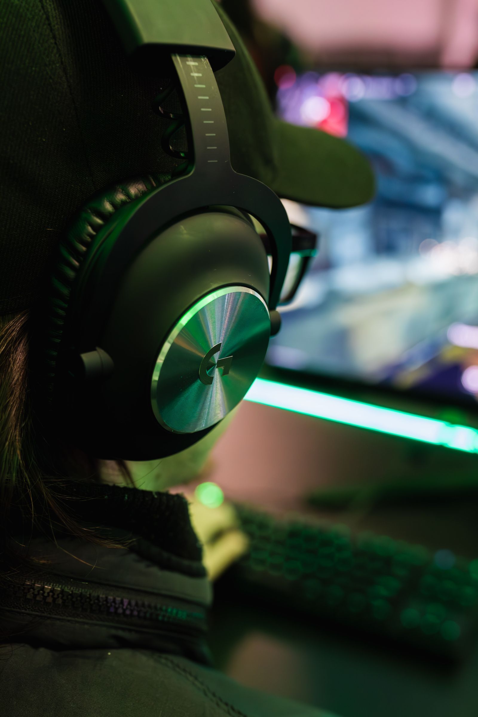 Gamer fejhallgató mikrofonnal, közeli felvételen