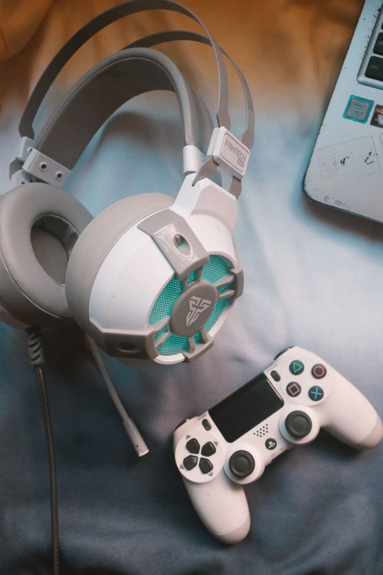 Gamer fejhallgató beépített mikrofonnal és kontroller