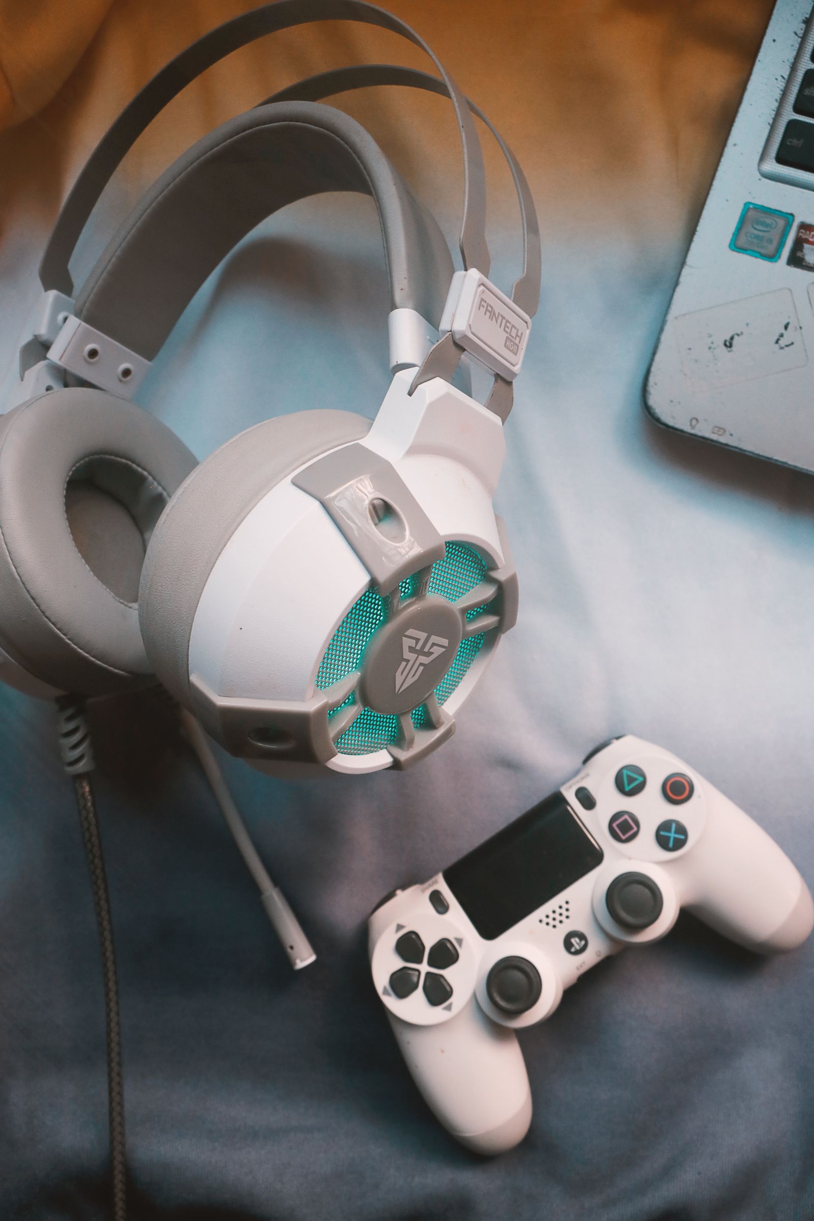 Gamer fejhallgató beépített mikrofonnal és kontroller