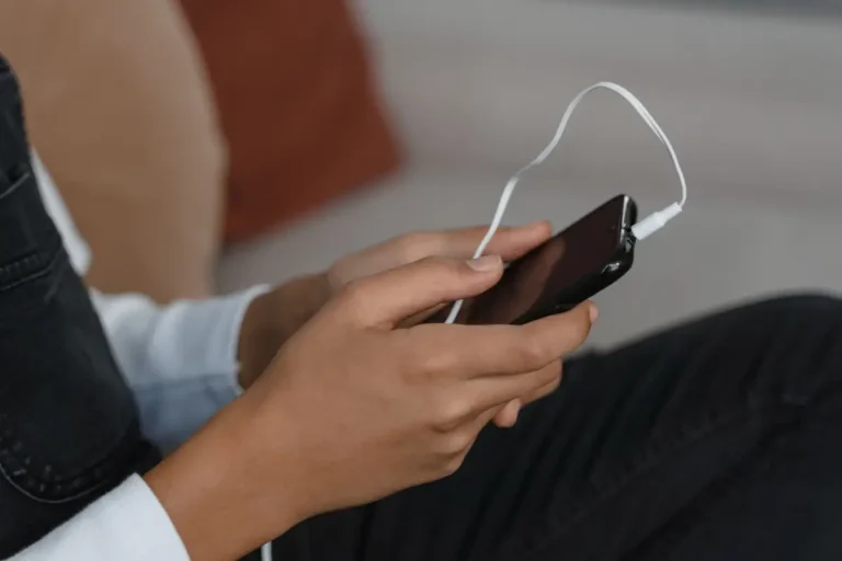 Podcast hallgatása telefonon fülhallgatóval