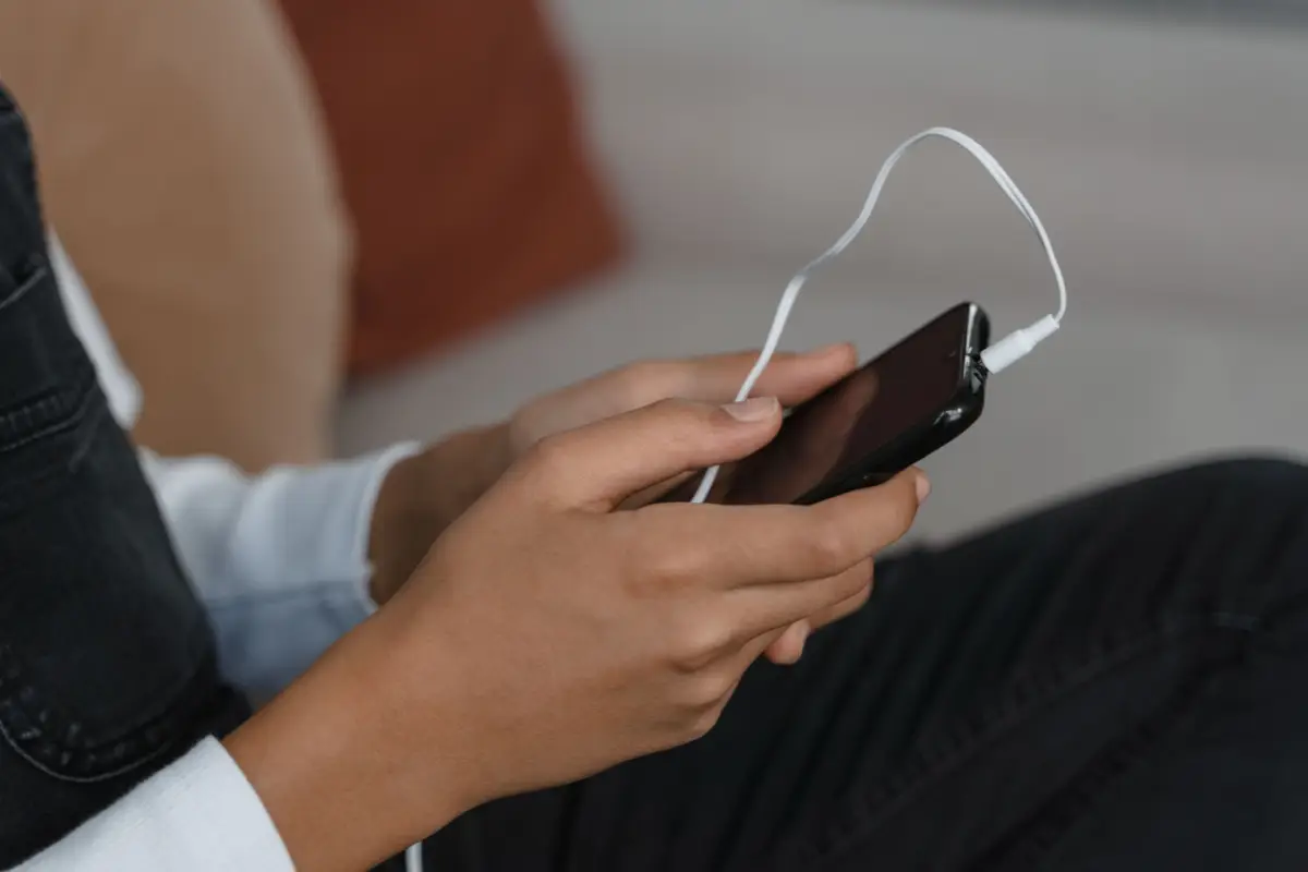 Podcast hallgatása telefonon fülhallgatóval