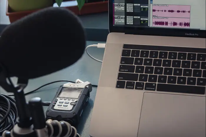 Podcast stúdió mikrofonnal, hordozható rekorderrel és laptoppal